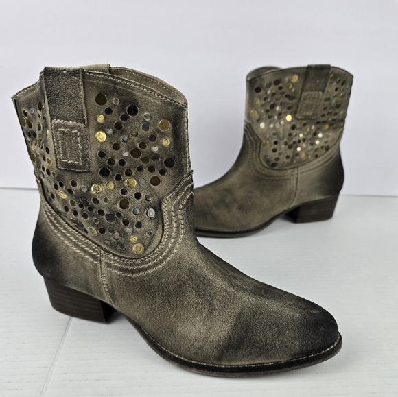 DIBA TRUE Flying Solo Studded Ankle‎ Cowgirl Boots Distressed Gray Womens Sz 7.5 - Picture 1 of 11